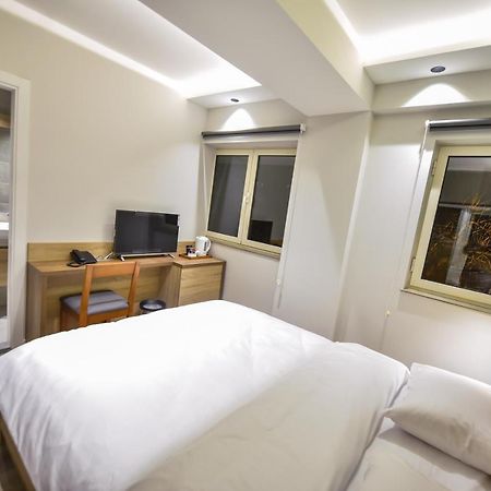 Baron Boutique Hotel เยเรวาน ภายนอก รูปภาพ
